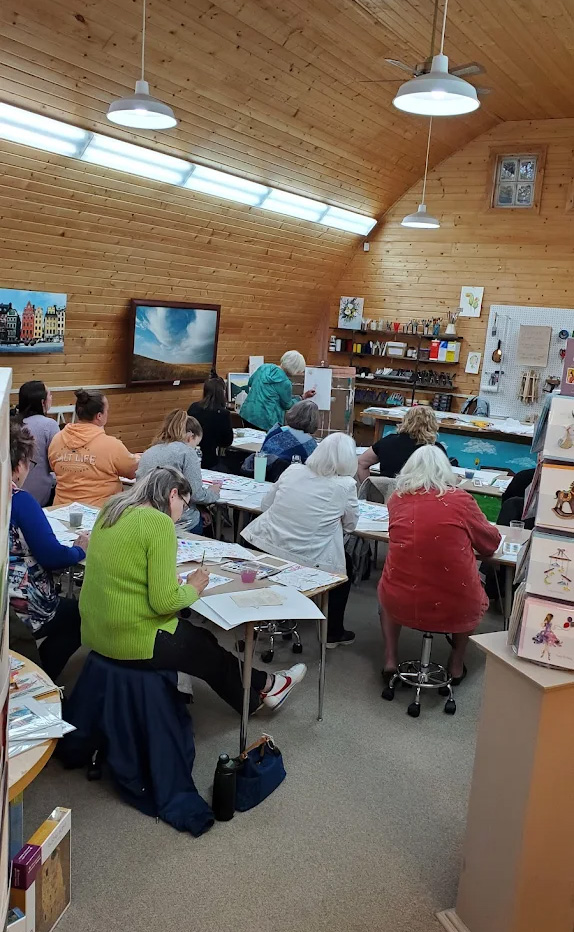 Students working on their projects in the Gladje gallery classroom.