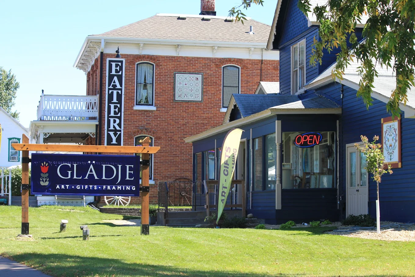 an exterior view of the Gladje gallery building