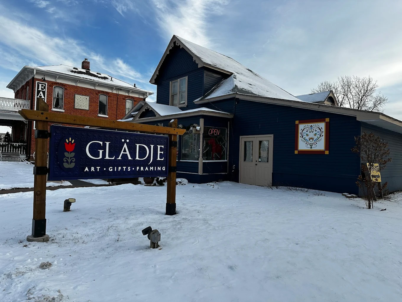 an exterior view of the Gladje gallery building in the winter