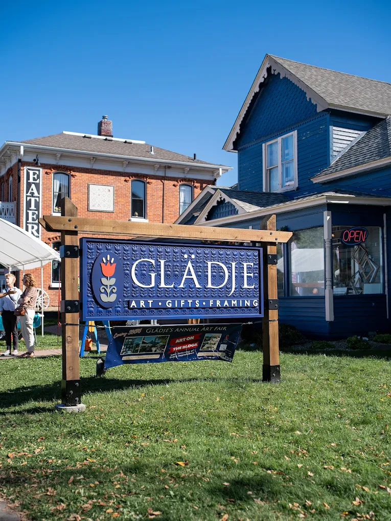 an exterior view of the Gladje gallery building